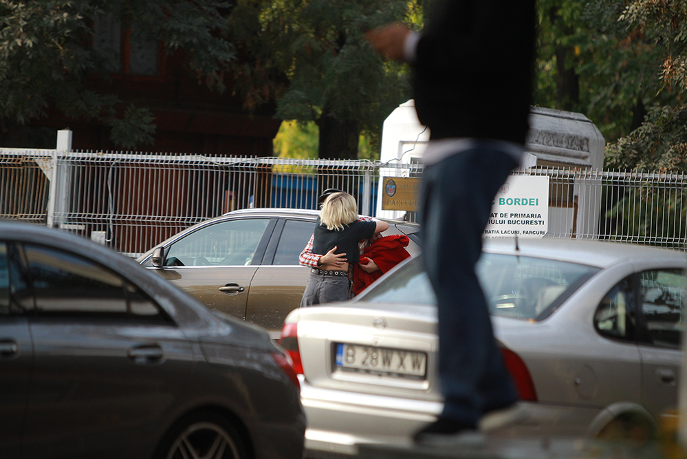 Înainte de a pleca, Gina își îmbrățișează amica