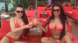 Prima fotografie cu surorile de la Roller Sis dupa ce si-au pus silicoane: "Erati mai frumoase naturale, fara operatie"