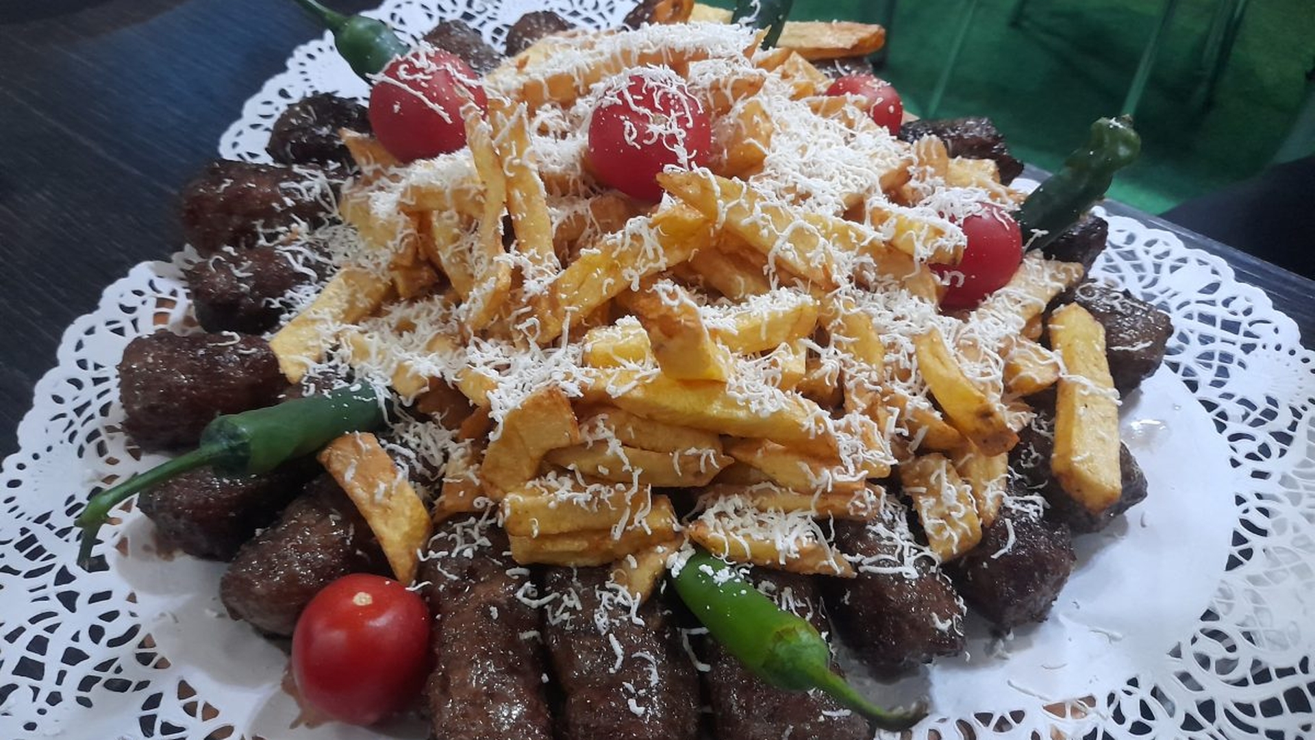 Cât costă un platou cu 20 de mici si cartofi la restaurantul lui Luis Stan. Mănânci până dai în „boala copiilor”