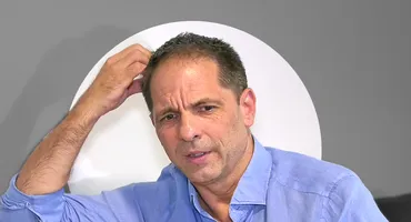 Dan Negru îi face dosarul Roxanei Ionescu, prima asistentă TV din Playboy: ”…pe copertă a fost Mama Natură…”