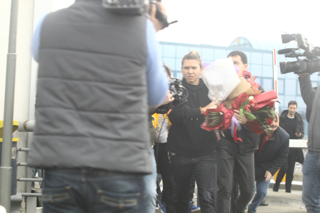 Cum a fost fotografiată Simona Halep în aeroportul Otopeni! Imaginea a devenit virală: „Un mare caracter!”