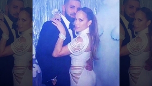 Nu mai încape nici un fel de îndoială! DRAKE şi JENNIFER LOPEZ, cel mai nou cuplu din showbiz! S-au sărutat pătimaş în public şi au dansat lasciv