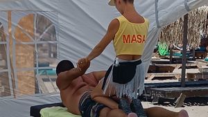 Câți lei costă 30 minute de masaj, pe o plajă din Vama Veche. Turiștii au crezut că nu văd bine
