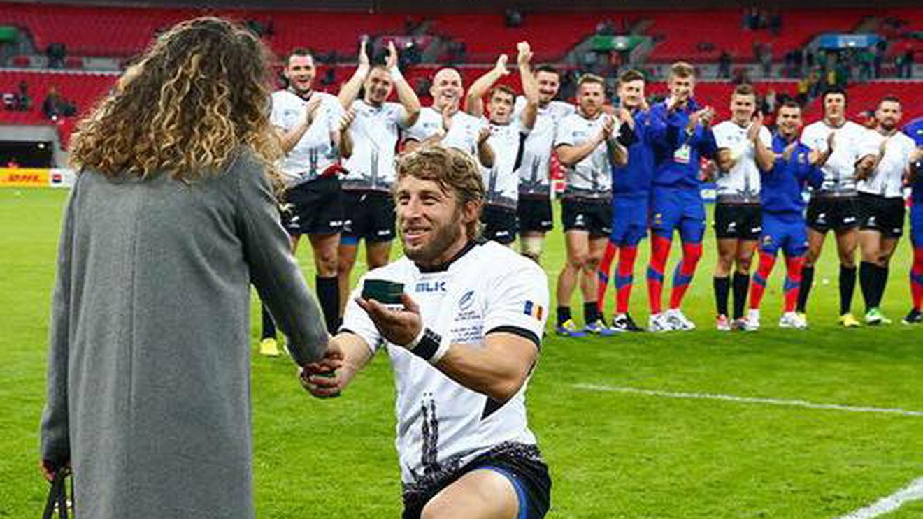 În 2015, imaginile cu rugbyistul român au făcut înconjurul planetei. A cerut-o de soţie pe celebrul Wembley, iar acum...