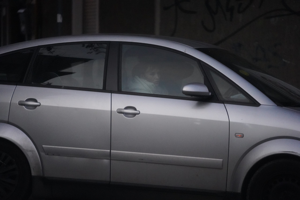 Kamara a ajuns la destinație, iar asistenta va coborî din mașina lui și va lua un Uber