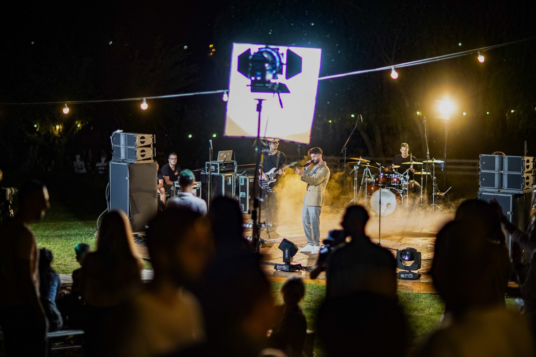 Edward Sanda a marcat lansarea primului său album printr-un concert live, pentru familie și prieteni