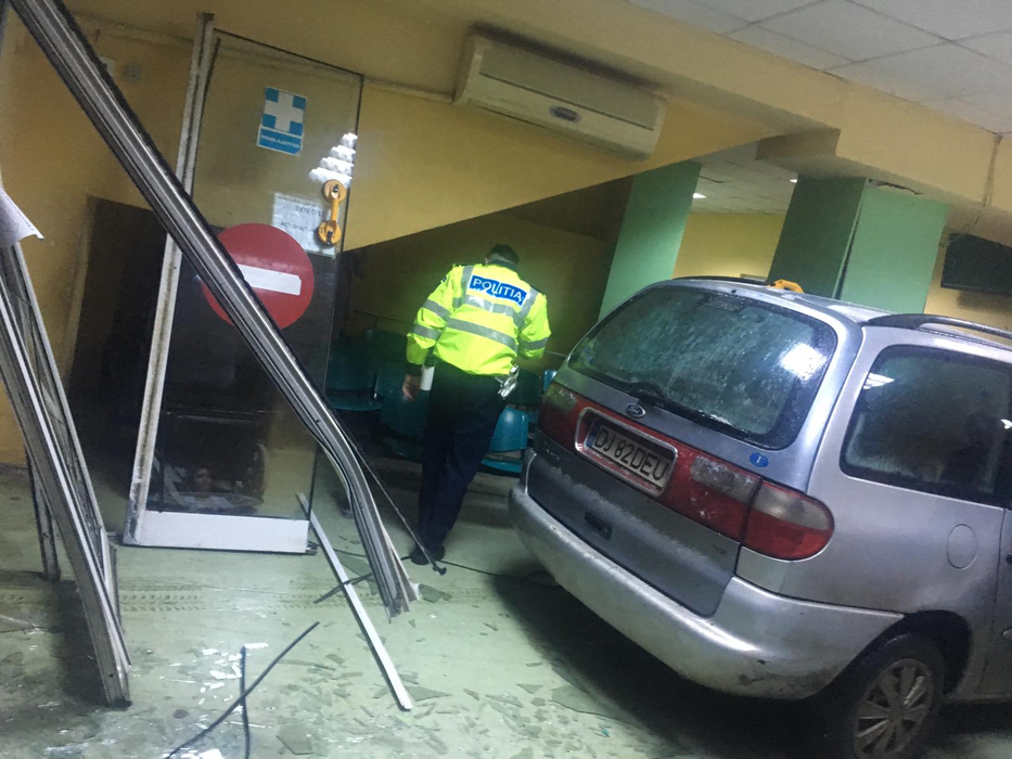 Un bărbat a intrat cu maşina în uşile de acces ale Spitalului Judeţean Craiova. Trei persoane au fost rănite. Șoferul a fost reținut