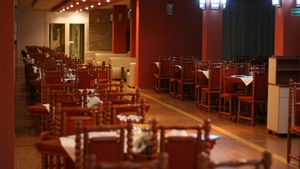 Ieșirile la restaurant nu vor mai fi la fel! Mese la doi metri distanță și meniuri cu instrucțiuni de protecție împotriva COVID-19
