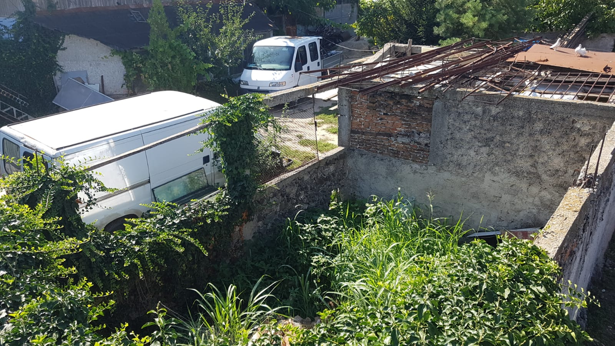 Au fost reluate căutările în casa lui Gheorghe Dincă. Vor fi sparte cu buldozerul gropile cimentate