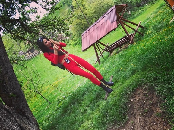 Daniela Crudu se distrează copios la filmări, după ce l-a pus pe ”HOLD” pe Capatos