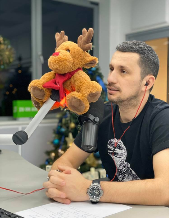 Flick, poezie fabuloasă despre o tânără care s-a îmbogățit din videochat! Fanii Domnului Rimă i-au sărit în cap, iar el le-a răspuns