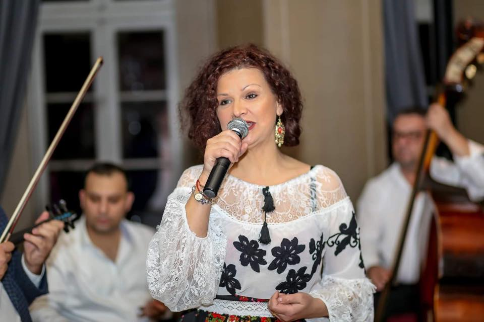 Maria Buză a făcut dovada și a unui har în a cânta foarte frumos diverse genuri muzicale / Sursă foto: Facebook