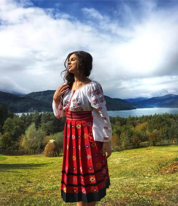 În 2015, artista a participat la “Vocea României”, unde a reușit să întoarcă două scaune: al lui Smiley şi al lui Marius Moga © Instagram