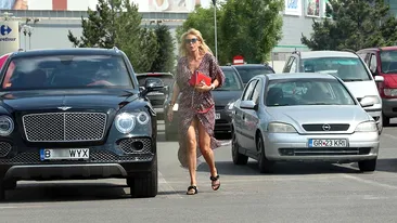 Imagini interzise minorilor cu sexy-patroneasa Medlife! A coborât grăbită din Bentley-ul de un sfert de milion € şi… UPS! I s-a ”crăpat” rochia în parcarea de la mall!
