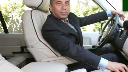 Milionarul s-a dus cu Bentley-ul pe şantier! TURCU a dat bice muncitorilor ca să redeschidă ”Arcul de Triumf”