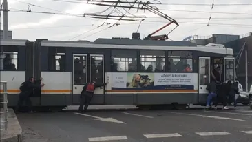 Imagini fabuloase în București! Tramvai împins de călători în mijlocul unei intersecții: “Piața Sudului, azi”