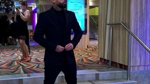 Joe, „măcelarul” lui Bebino, cere să fie eliberat din închisoare pe motive de boală, însă a refuzat expertiza medico-legală