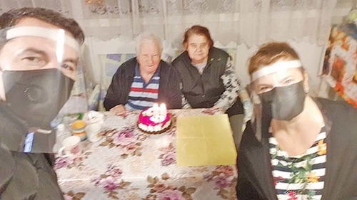 Mihaela Borcea i-a serbat ziua de naștere tatălui camuflată contra COVID-19. FOTO