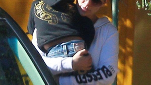 Jennifer Lopez este binecuvantata si vrea sa o arate lumii! A iesit cu gemenii in oras purtand inscriptii pe haine!