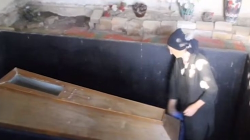 Caz şocant! O mamă îşi ţine fiul mort de foarte mulţi ani în casă pentru că vrea ca nepoţii ei să-l cunoască: „A murit prea devreme şi acum am grijă de el...”