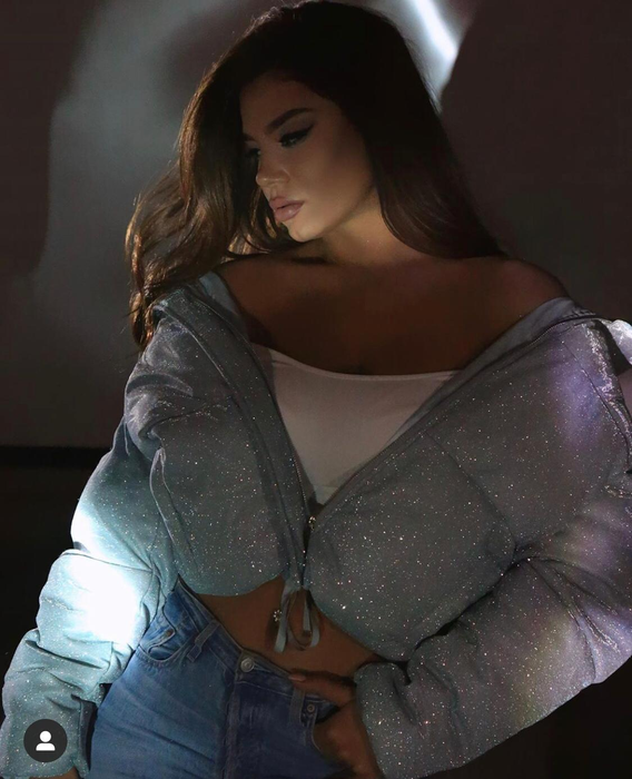 Celebra sexoasă Dhurata Dora vine în România