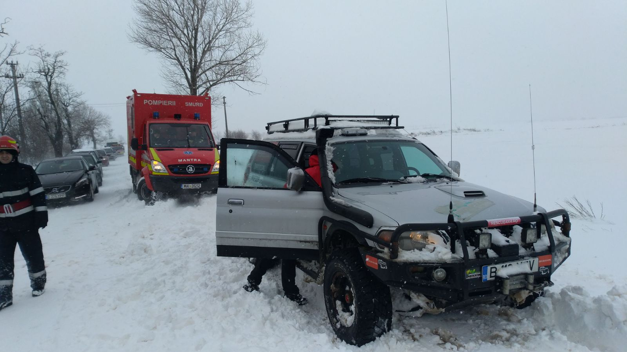 Mai multe echipaje de salvatori au intervenit pentru deblocarea DN 4