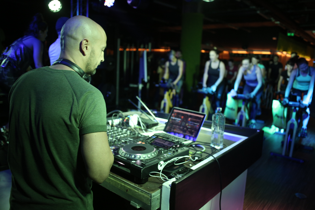 DJ Sasha Lopez a fost ”forță” la butoane în cel mai dotat centru de fitness din București, ”The Movement”