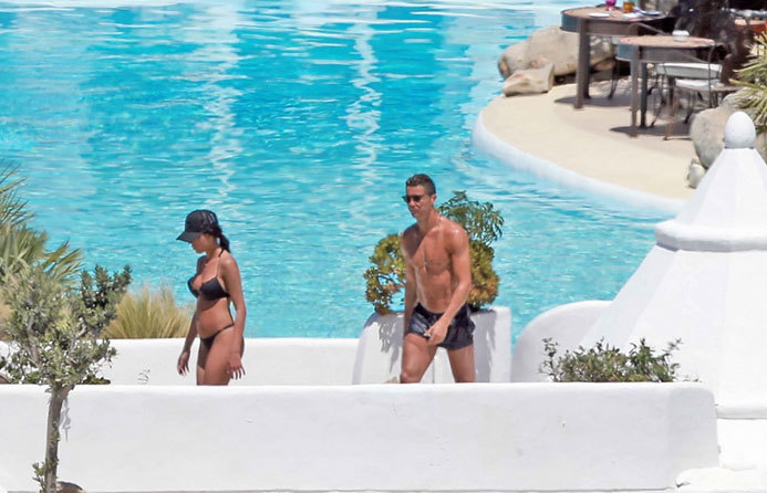 Imagini incendiare cu Cristiano Ronaldo şi prietena lui, modelul Georgina Rodriguez, la plajă