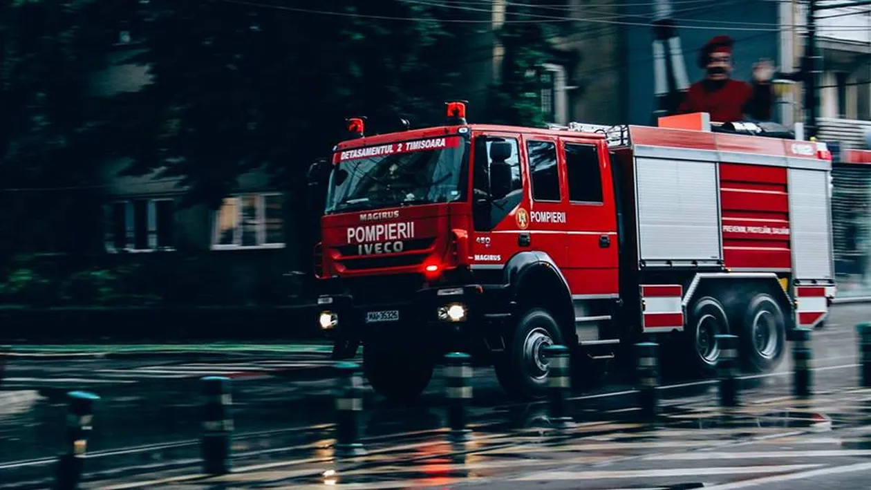 Incendiu la un clubul din Timișoara, după ce un fulger a lovit în curtea bazei de agrement