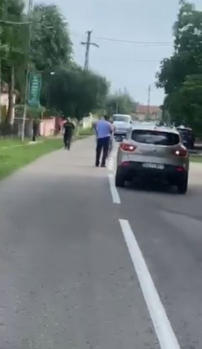 Scene șocante între polițiști și mai mulți bărbați în județul Gorj! Agenții au scos armele și au fost înjurați de scandalagii: “Vrei să te bat cu pistolul în mână?”