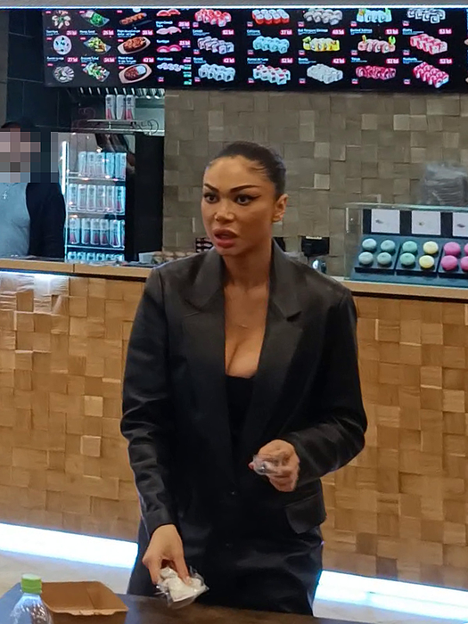 Lena nu s-a simțit în largul ei la mall