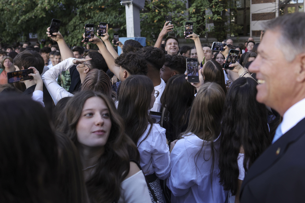 Klaus Iohannis a fost prezent la Colegiul Național ”Mihai Viteazul” din Bucureți/ sursă foto: Inquam Photos / Octav Ganea
