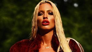 LOREDANA CHIVU îl aşteaptă pe Moş Crăciun în ipostaze senzuale! Cum s-a filmat blondina, alături de două prietene!
