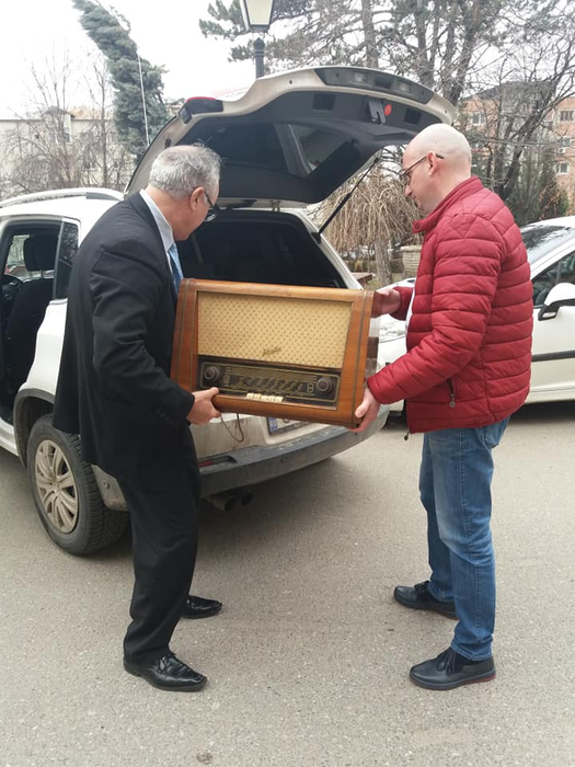 Donatorii își descarcă portbagajul la muzeu
