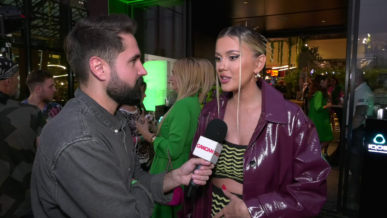 Emily Burghelea: Și mănânc doar dacă îmi este poftă, în rest nu prea pot să mănânc mâncare normală! De exemplu la masă, îmi comand ceva, ciugulesc puțin și cam atât, ceea ce nu e neapărat ok! Dar dacă am o poftă, sunt în stare să mănânc și un borcan de murături întreg! 