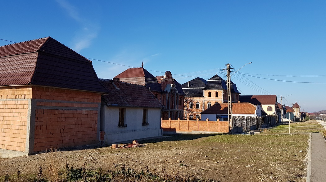 Multe dintre vilele impunătoare par abandonate