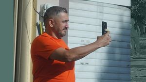 Cum l-am surprins pe Mișu Pricopsitu`! Fostul politician nu avea cum să rateze momentul: și-a făcut selfie
