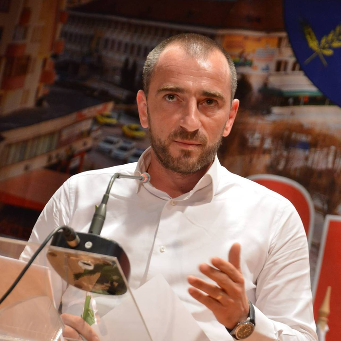 Bogdan Udroiu, consilier local, s-a dezbrăcat în faţa poliţiştilor şi i-a ameninţat