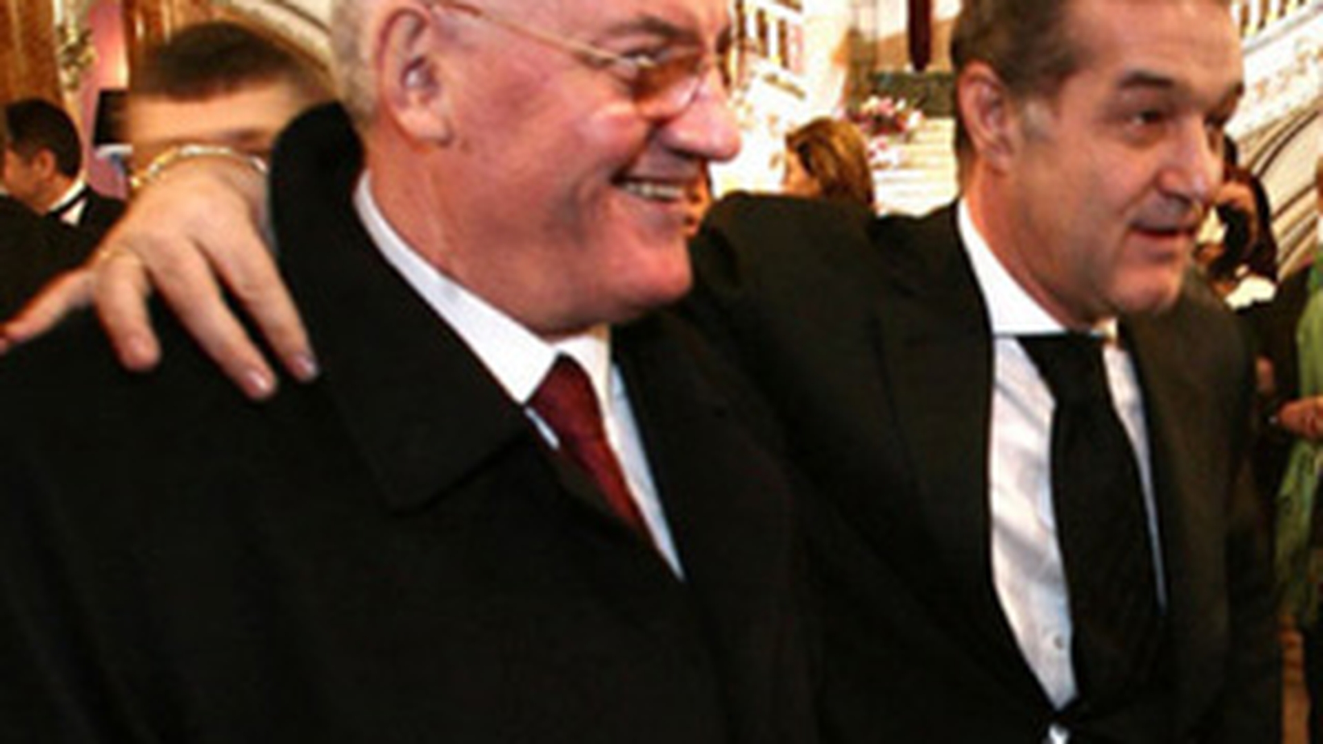 VIDEO DEMENTIAL! Cea mai tare melodie a iernii - Scandalul dintre Becali si Mitica, pus pe versuri house! N-ai cum SA NU-I DAI LIKE