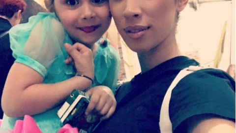 Fotografia emoţionantă cu Raluca Pastramă şi Maria, la balet ”Zîmbetul meu pur”