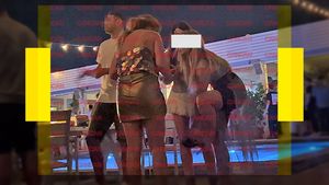 Sexy-artista a făcut spectacol la Mamaia. A “ras” paharele cu alcool și… Super amețită, s-a proptit în amicele ei!
