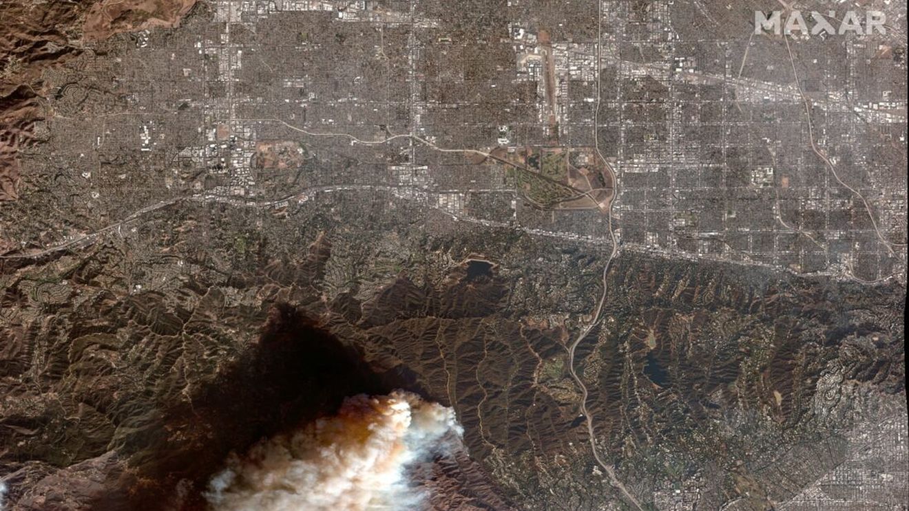 Distrugerea provocată de incendiile de la Los Angeles, surprinsă în imagini "înainte și după" din satelit