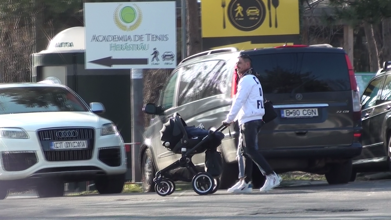 Adrian Stoian, alături de Daniela și de copilul lor