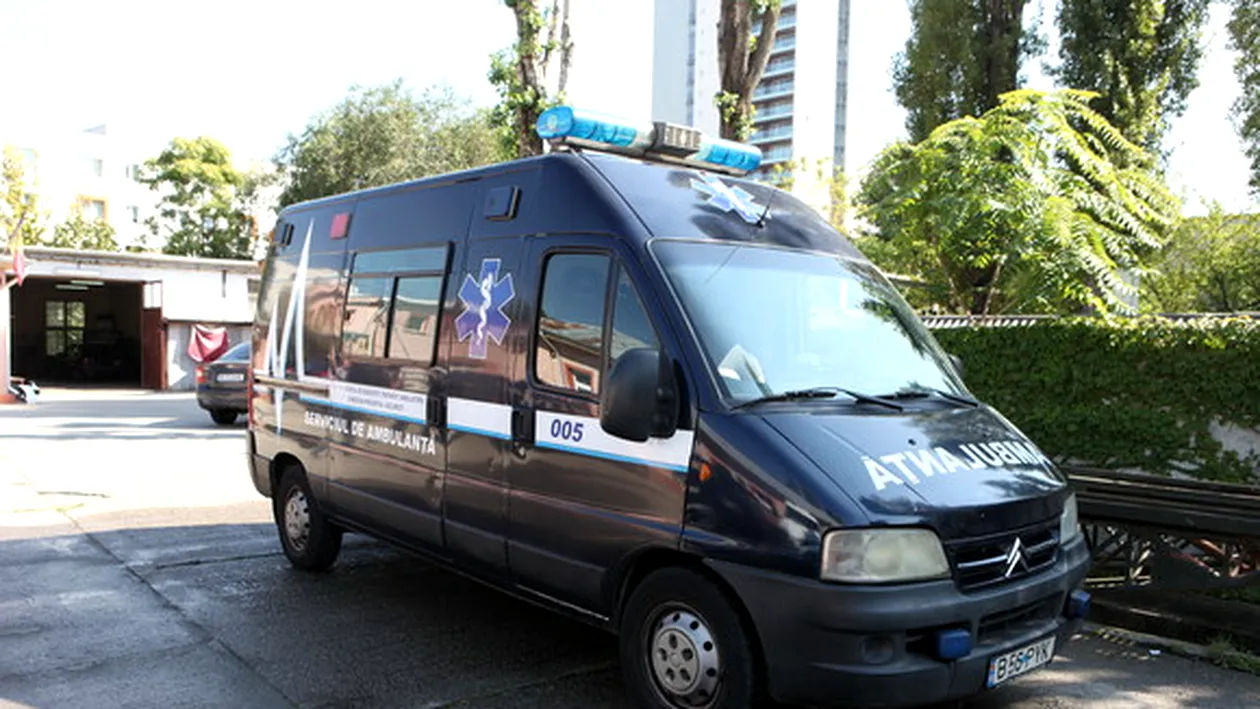 Isteria cu ”ambulanța neagră” a lovit și în Argeș: ”A răpit copilul din fața școlii!”
