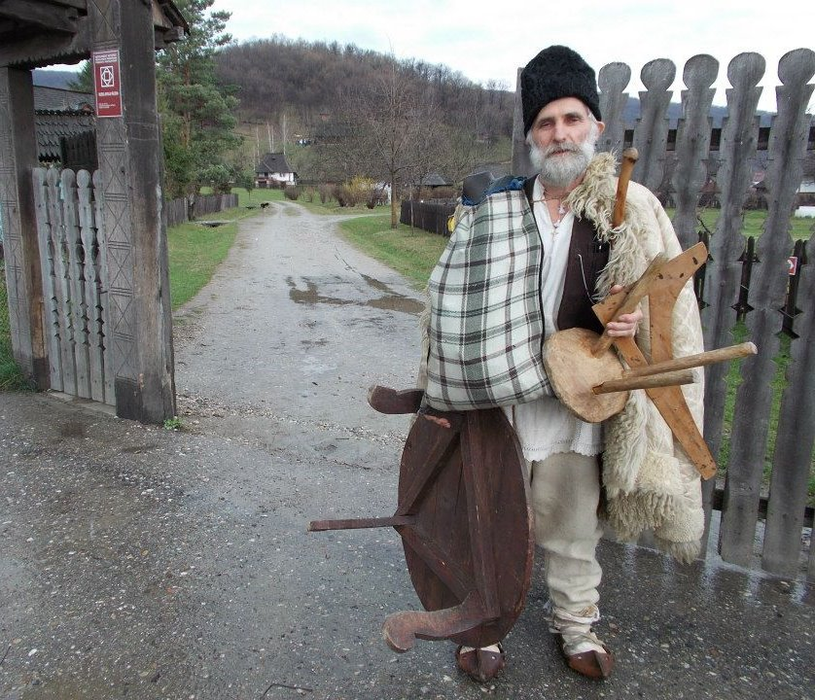 Alexandru Ilinca, cu atelierul la purtător