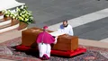 Sicriul Papei Francisc, sărutat la ieșirea din Bazilica Sf. Petru. Gestul de la slujba de înmormântare care a emoționat o lume întreagă