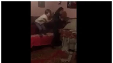 Imagini șocante! Doi copii își bat mama, sub supravegherea tatălui. Poliția s-a sesizat din oficiu