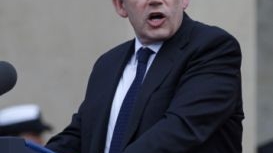 Premierul britanic isi hartuieste asistentii!
