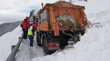 VIDEO. Avalanșă puternică în zona Dichiu-Sinaia. Un drum județean a fost blocat mai multe ore