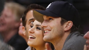 Ashton Kutcher isi va anunta logodna cu Mila Kunis saptamana viitoare